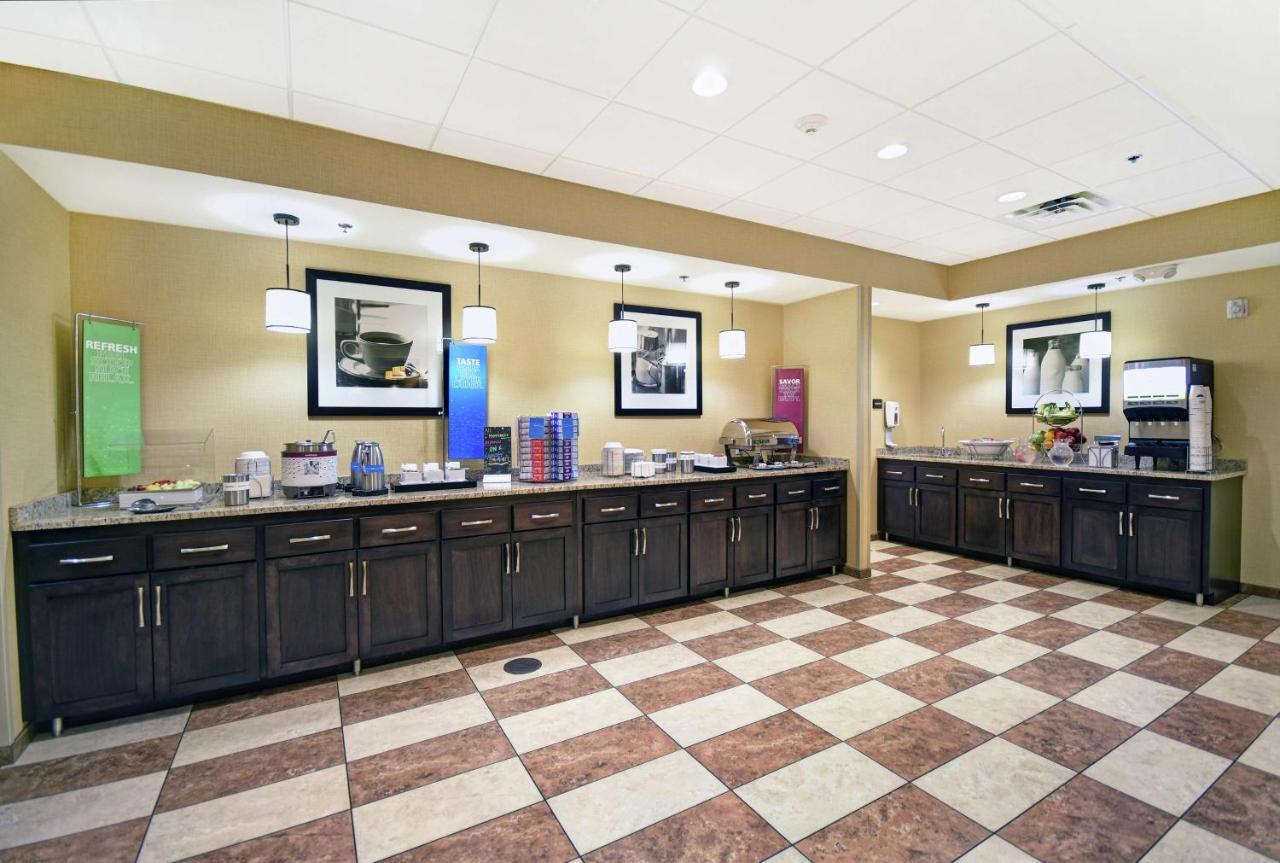 Hampton Inn & Suites Milwaukee/Franklin Франклин Экстерьер фото